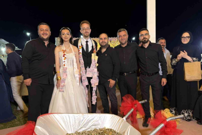 Damadın arkadaşlarından ilginç düğün takısı: 10 bin TL'lik madeni parayı el arabasıyla getirdiler