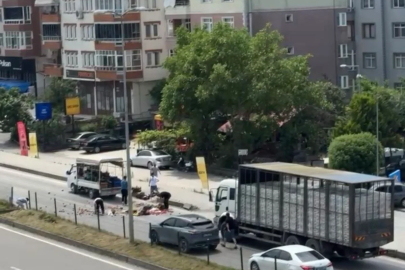 Kamyonetin kasasından yola saçılan meyve ve sebzeler, diğer sürücülerin yardımıyla toplandı