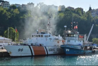 Karadeniz’de saldırıya uğrayan balıkçıları kurtaran tekne İnebolu Limanı'na çekildi