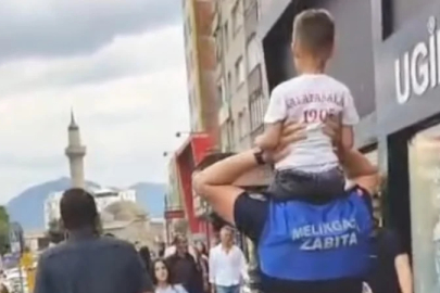 Kayseri’de kayıp çocuk zabıta memurunun omzunda ailesine kavuştu