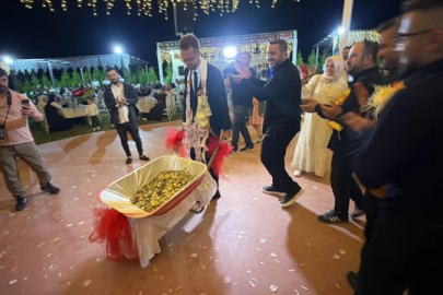 Tokat'ta damadın arkadaşlarından ilginç düğün takısı
