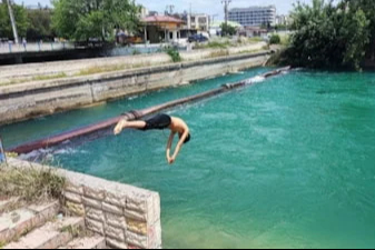 Adana'da 11 kişinin boğulduğu sulama kanalından çocuklar vazgeçmiyor