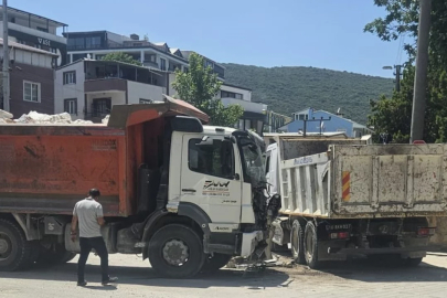 Bursa'da kamyonlar kavşakta çarpıştı!
