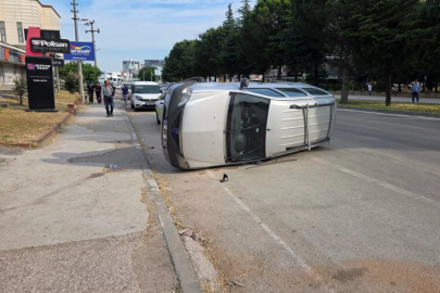 Bursa'da direksiyonu bıraktı, kaldırımda ters döndü!