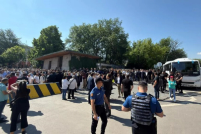 Meclis'te gerilim zirvede! Kapıda arbede çıktı, TBMM Başkanı yasak getirdi