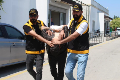 Genç kadını evinin önünde bıçakladı
