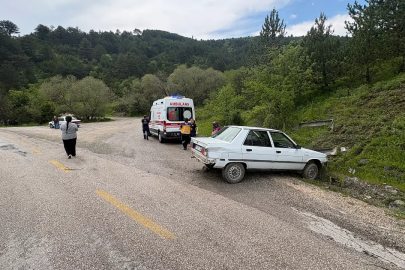 Kontrolden çıkan otomobil yamaca çarptı: 2 kişi yaralandı