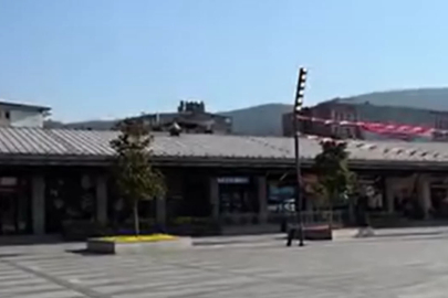 Bursa'da gündüz vakti yanan sokak lambası isyan ettirdi!