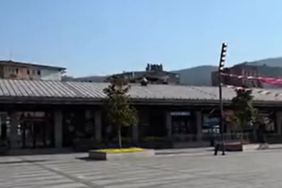Bursa'da gündüz vakti yanan sokak lambası isyan ettirdi!