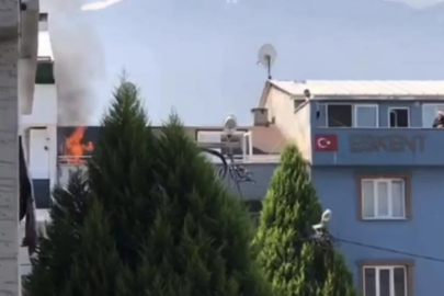 Bursa'da korkutan çatı yangını! Mahalle sokağa döküldü...