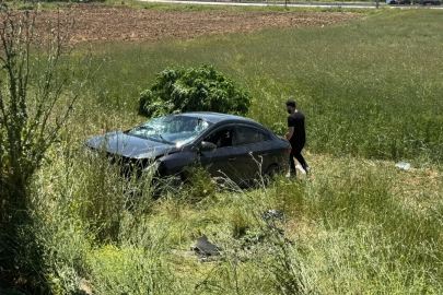 Otomobil tarlaya uçtu: 3 yaralı