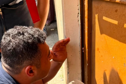 Parmağı kapıya sıkışan çocuğun imdadına itfaiye yetişti