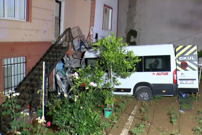 Çekmeköy'de servis minibüsü evin bahçesine uçtu: Sürücü yaralandı