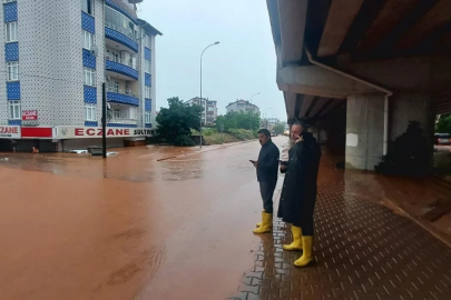 Şiddetli yağış hayatı felç etti! Sokaklar ve iş yerleri sular altında kaldı
