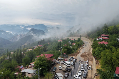 Şiddetli yağış heyelana yol açtı, motosiklet toprak altında kaldı