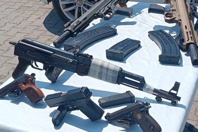 Cezaevi önünde araç gasp edip 2 kişiyi yaralamışlardı! Yakalandılar...