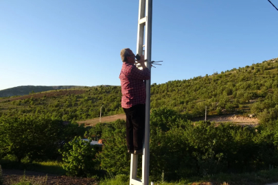 Direğe çıkmadan konuşamıyorlar! Deprem sonrası iletişim çilesi tepki çekiyor