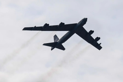 ABD'de ağır bombardıman uçağı kalkıştan sonra düştü!