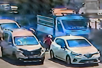 Adana'da dehşete düşüren kaza! Çocuğun üzerinden iki araç birden geçti...