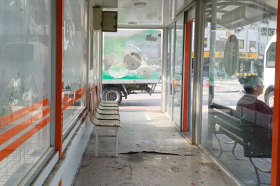 Gemlik Meydanı'nda otobüs durakları bakım ve temizlik bekliyor