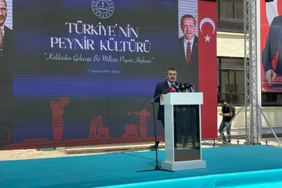 Bakan Tekin Bursa'da çay içti, türkülere eşlik etti