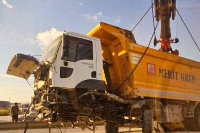 Bursa'da hafriyat kamyonu refüje girdi! Trafik felç oldu...