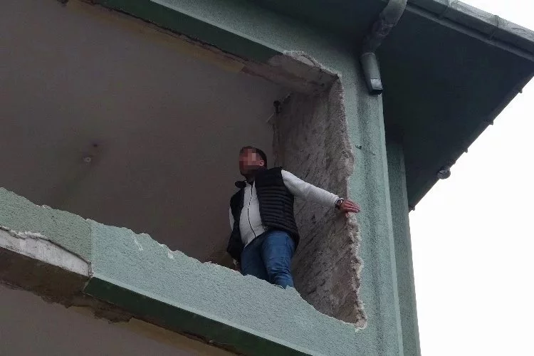 6 katlı binanın tepesinde polis ekipleriyle 3 saat boyunca intihar pazarlığı yaptı