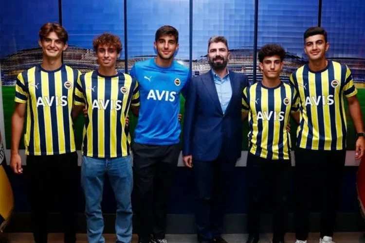 Fenerbahçe'de 5 genç futbolcuyla profesyonel sözleşme imzalandı