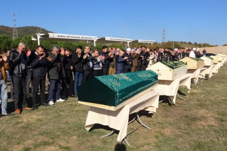 8'i çocuk 9 kişi cenaze namazının ardından toprağa verildi