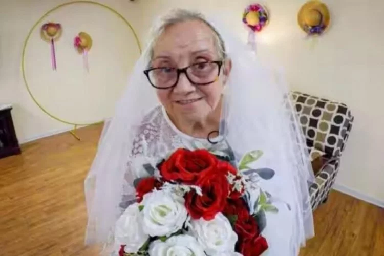 ABD'de erkeklere tövbe eden yaşlı kadın, 77 yaşında kendi ile evlendi