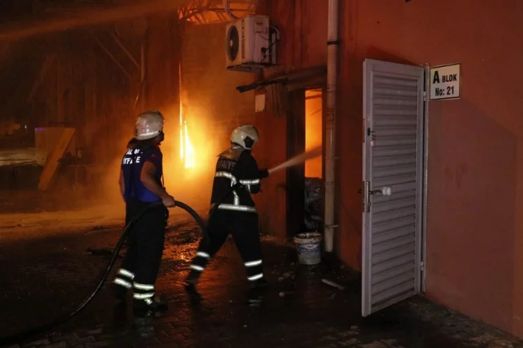 Adana'da bisiklet ve motosiklet yedek parçalarının bulunduğu 2 katlı depoda yangın çıktı