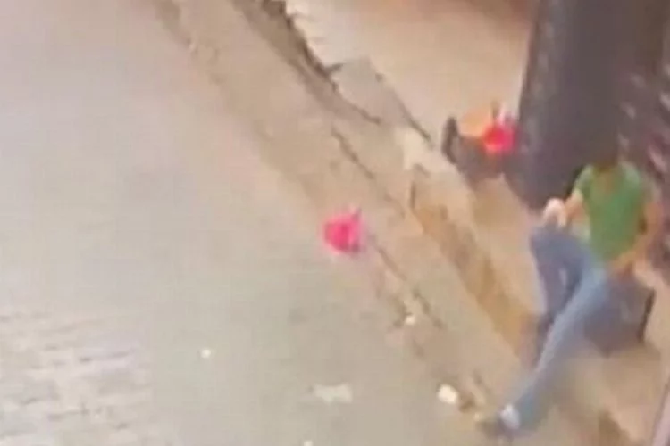 Adana'da kaldırımda oturan genç tabancayla vuruldu
