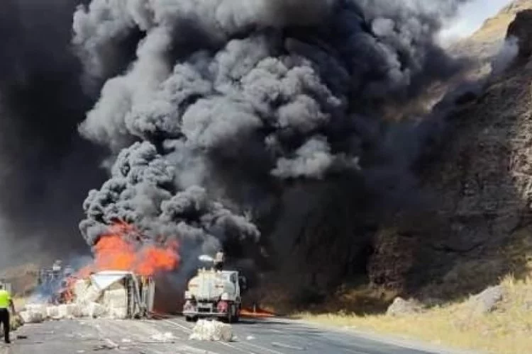Ağrı'da tankerle çarpışan yolcu otobüsü alev aldı