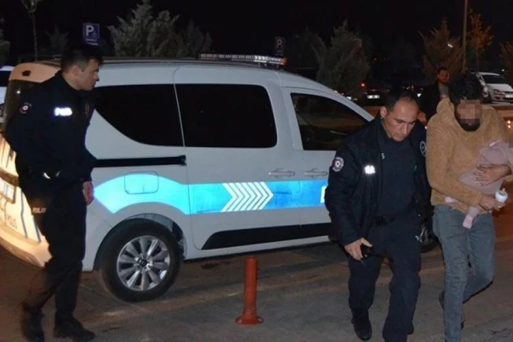 Aksaray'da eşini bıçaklayan şüphelinin gözaltına alınırken kucağındaki bebek, devlet korumasında