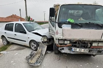 Aksaray'da otomobil ile kamyonetin çarpıştı: 3 kişi yaralandı