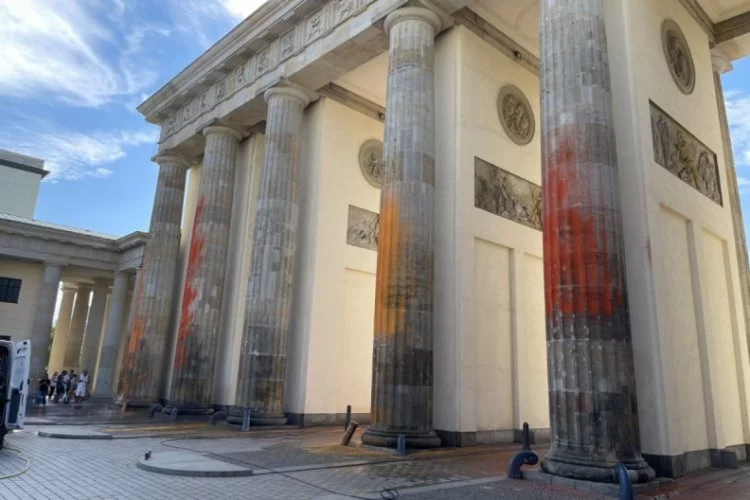 Almanya'da iklim aktivistleri tarihi kapıyı turuncuya boyadı!
