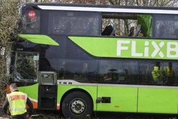 Almanya'da otobüs devrildi!