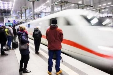 Almanya'da trenlere 'öpüşme kabinleri' geliyor!