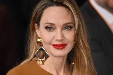 Angelina Jolie yeni dövme yaptırdı... Bakın anlamı neymiş