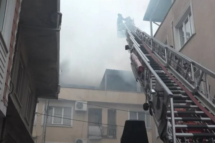 3 katlı binanın çatısındaki yangın korkuttu