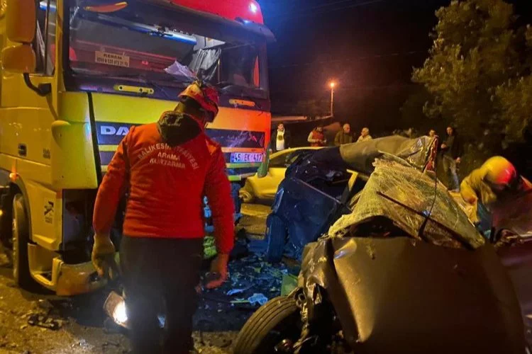 Balıkesir'de feci kaza! Otomobil ile TIR çarpıştı: 1 ölü
