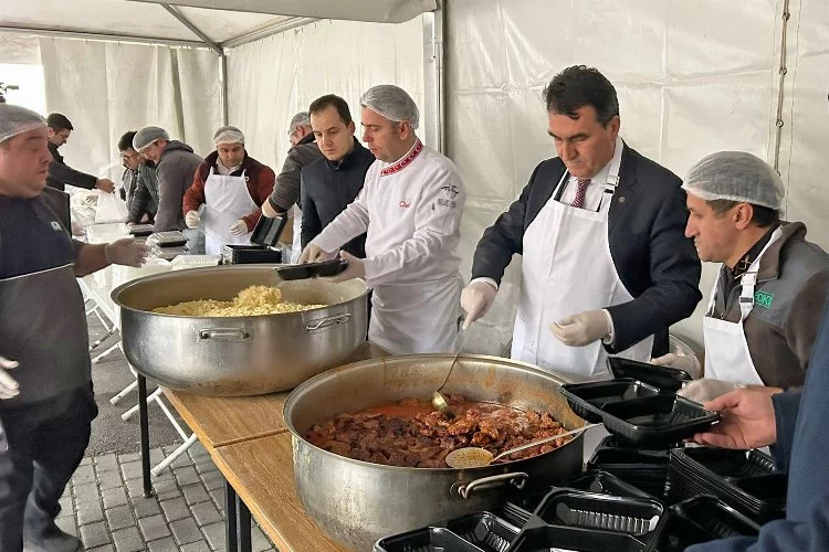 Başkan Dündar, vatandaşlara iftar yemeği dağıttı