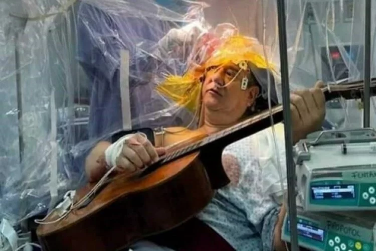 Beyin ameliyatı olurken gitar çaldı