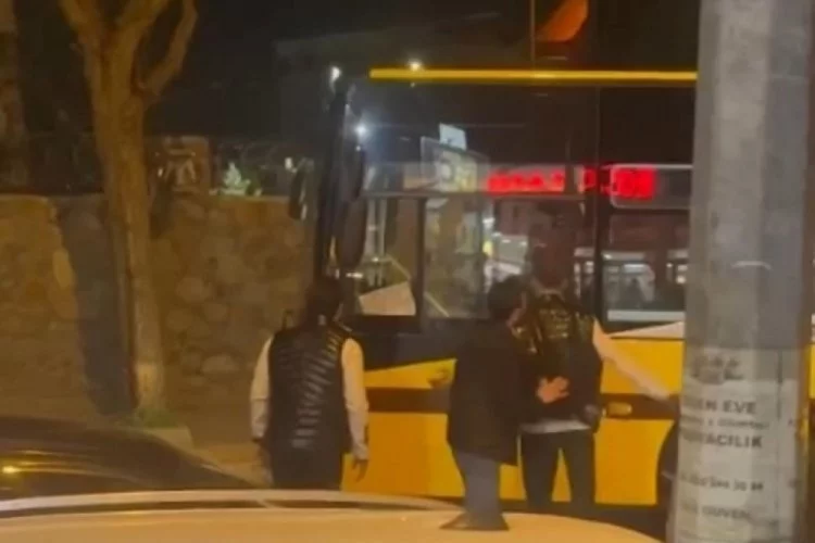 Bir grup saldırgan, belediye otobüsünün camlarını yumrukladı