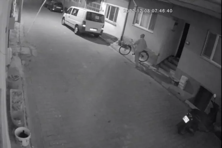 Bisiklet hırsızlığı kameraya yakalandı