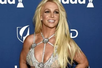 Britney Spears iç çamaşırlı pozla isyan etti!