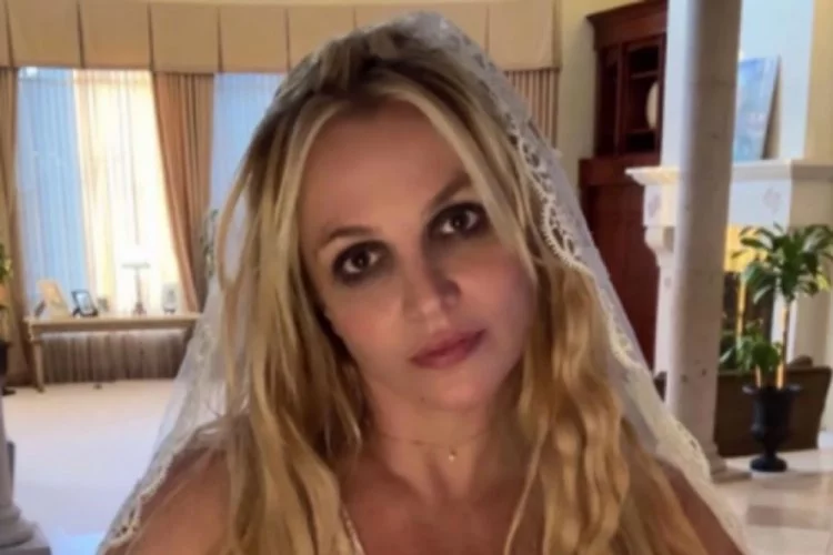 Britney Spears yatak pozuyla yine gündemde