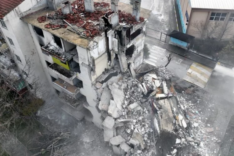 Bursa'da 1050 Konutlar'da 5 katlı binanın yıkımı gerçekleşti!
