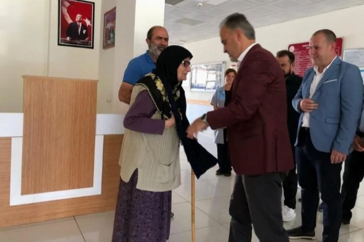 Bursa'da Başkan Aktaş’tan Sayide teyzeye sürpriz ziyaret