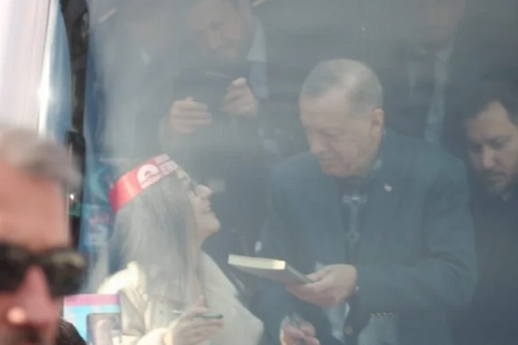 Bursa'da Cumhurbaşkanı Erdoğan kitabını imzaladı, genç kız gözyaşlarına boğuldu!